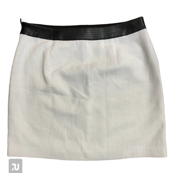 KARL LAGERFELD PARIS
Tweed Skirt
NWT 
Size:14
Color: white and black - Picture 7 of 8